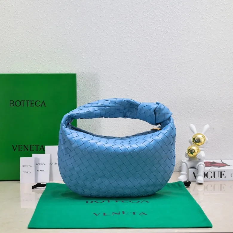 Batch 1460 BV Bottega Veneta 2022 Early Spring New Ladies Medium JODIE Handbag BV Bag 🔥The new method is to round the corners on the original basis and knot the round hobo bag with classic woven leather. The most iconic triangular pull-out design, using sheepskin draped soft shape, is super suitable for concave shapes~ Jodie feels really gentle to people, and is definitely the best item for daily matching. It has the same weave, new elements and twists, and is versatile. It is the new favorite of street style Internet celebrities! Size: 36*21*13 Model: 6697